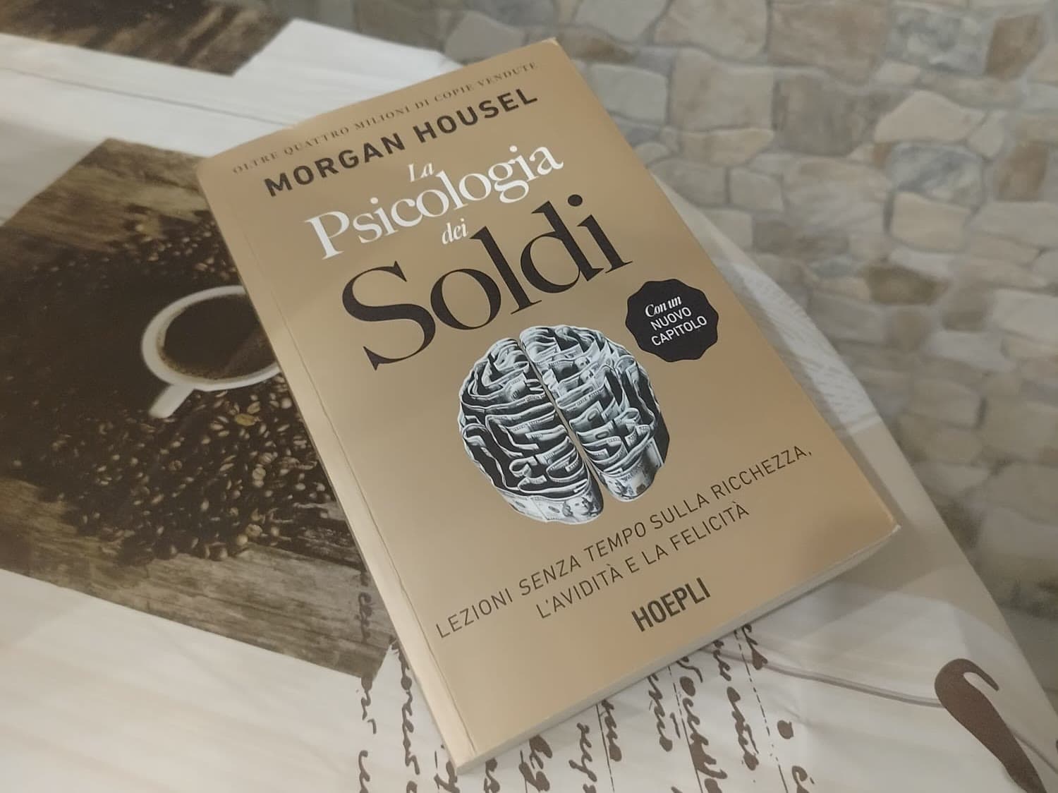 «La psicologia dei soldi» di Morgan Housel, appoggiato su un tavolo