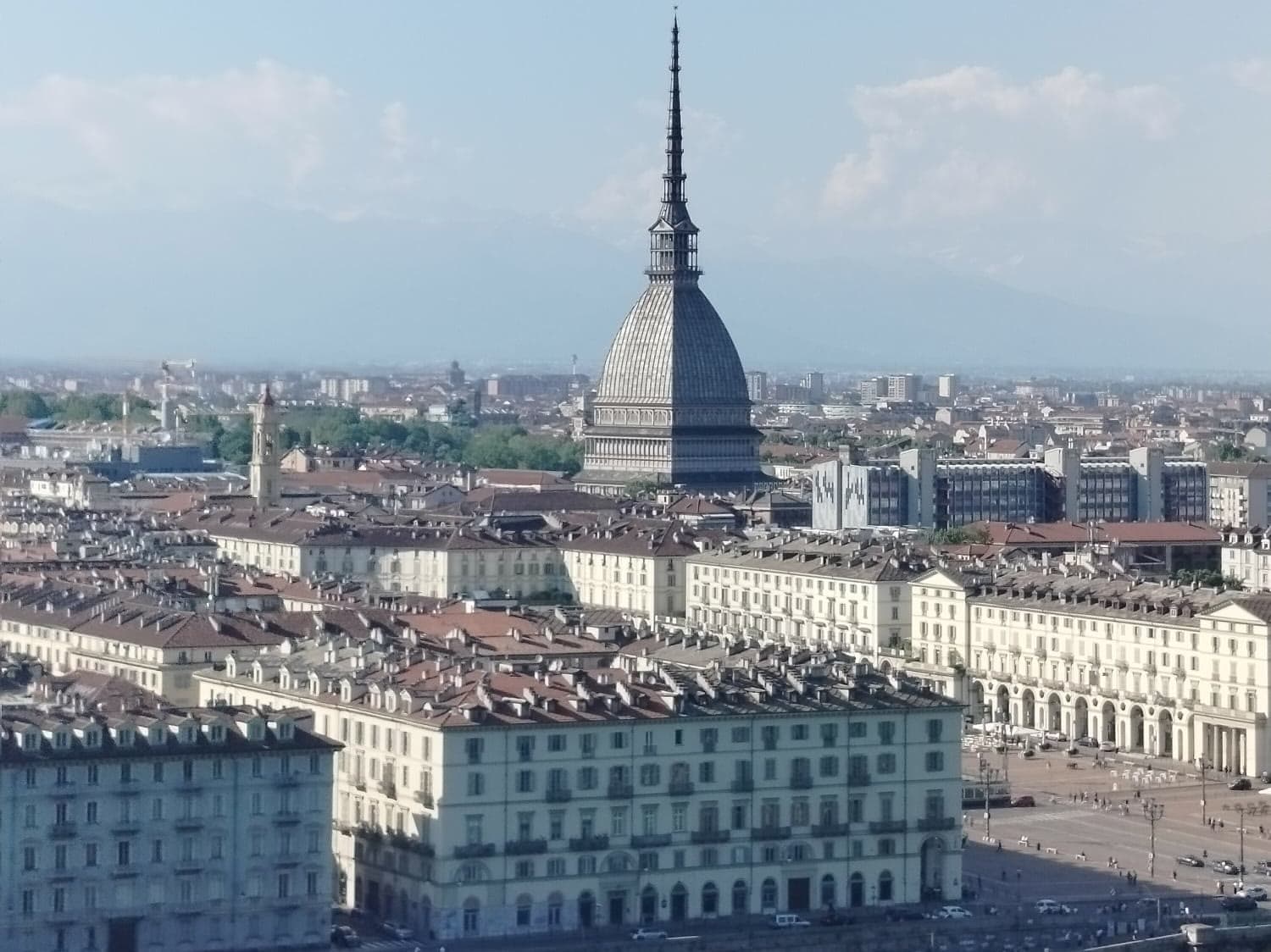 Torino vista dall'alto, con la Mole Antonelliana al centro e le Alpi sullo sfondo
